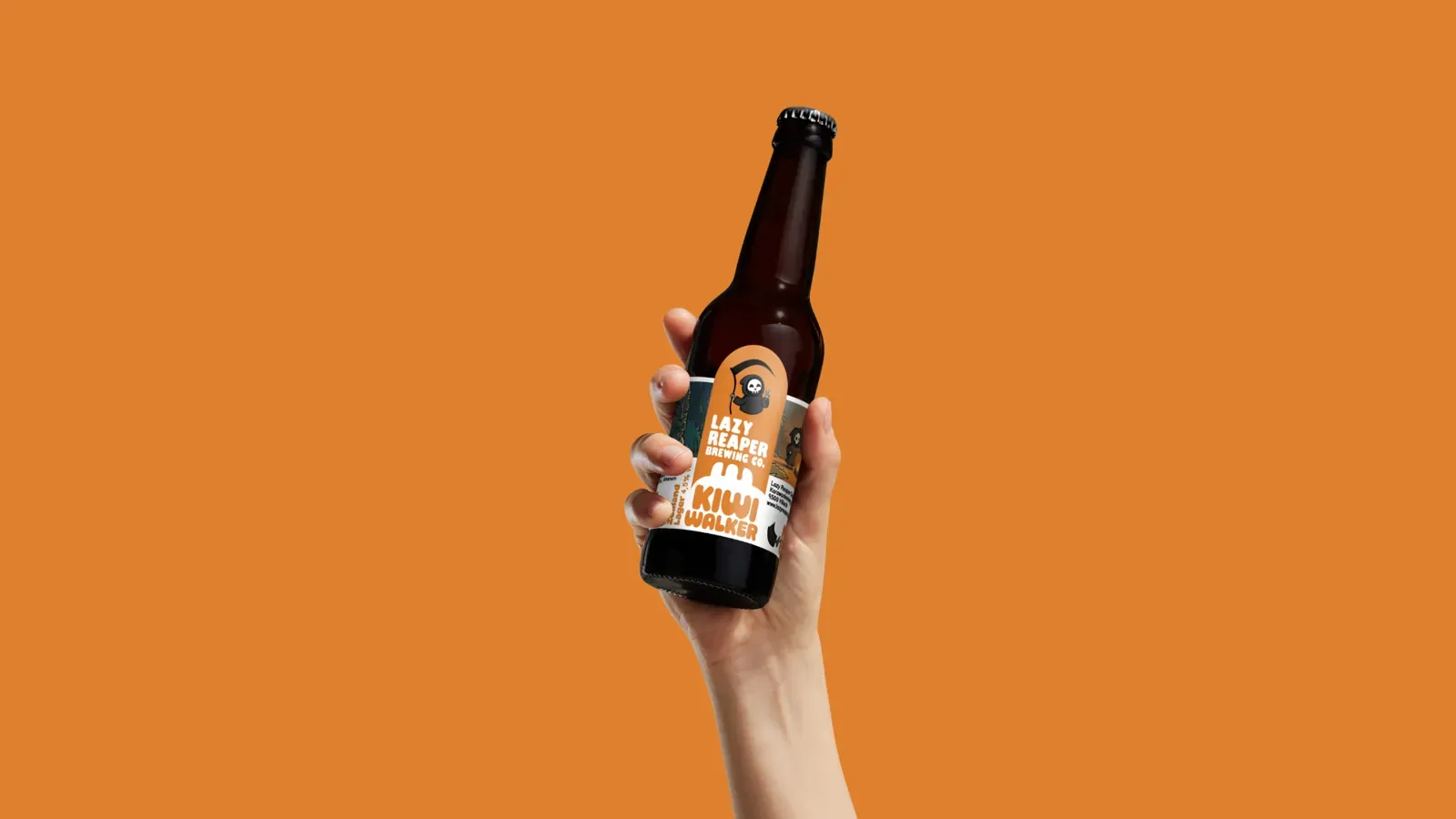 Bierflasche mit Etikett vor orangem Hintergrund